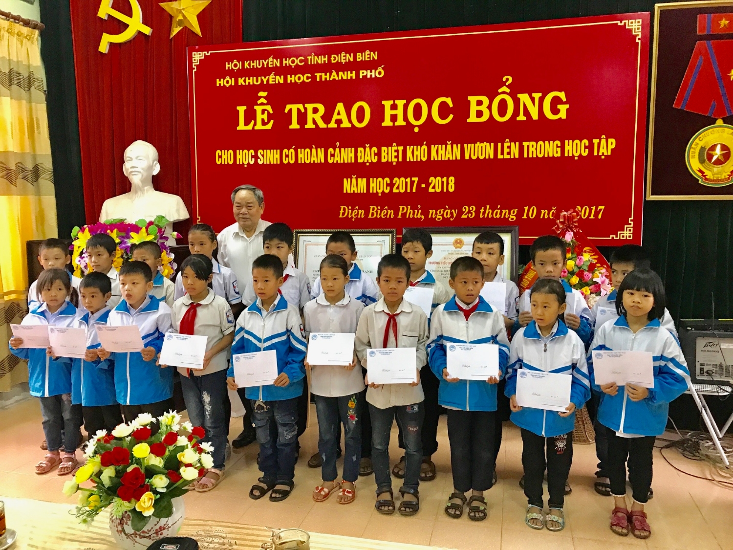 Hình ảnh 20 bạn học sinh được Hội khuyến học Tỉnh Điện Biên tặng học bổng