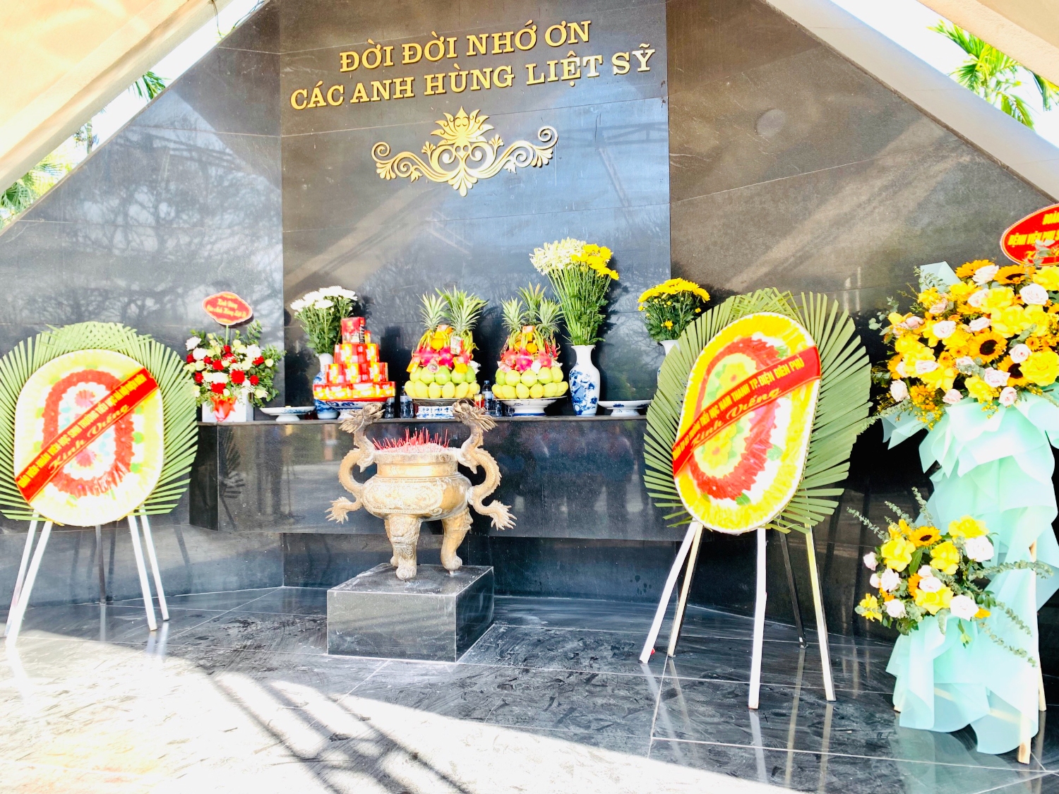 TRƯỜNG TIỂU HỌC NAM THANH TỔ CHỨC LỄ DÂNG HƯƠNG TẠI NGHĨA TRANG LIỆT SĨ QUỐC GIA A1 NHÂN KỈ NIỆM 78 NĂM NGÀY THÀNH LẬP QUÂN ĐỘI NHÂN DÂN VIỆT NAM (22/12/1944 – 22/12/2022)