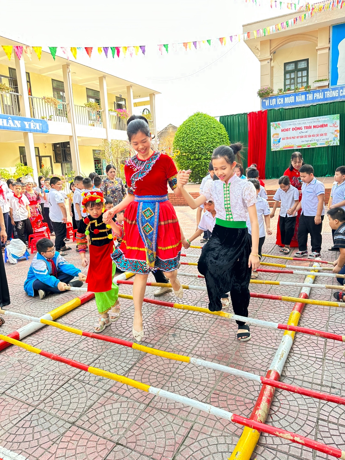 TRƯỜNG TIỂU HỌC NAM THANH TỔ CHỨC LỒNG GHÉP HOẠT ĐỘNG TRẢI NGHIỆM VỚI  CHỦ ĐỀ  “BẢO TỒN  VÀ PHÁT HUY BẢN SẮC VĂN HOÁ CÁC DÂN TỘC”