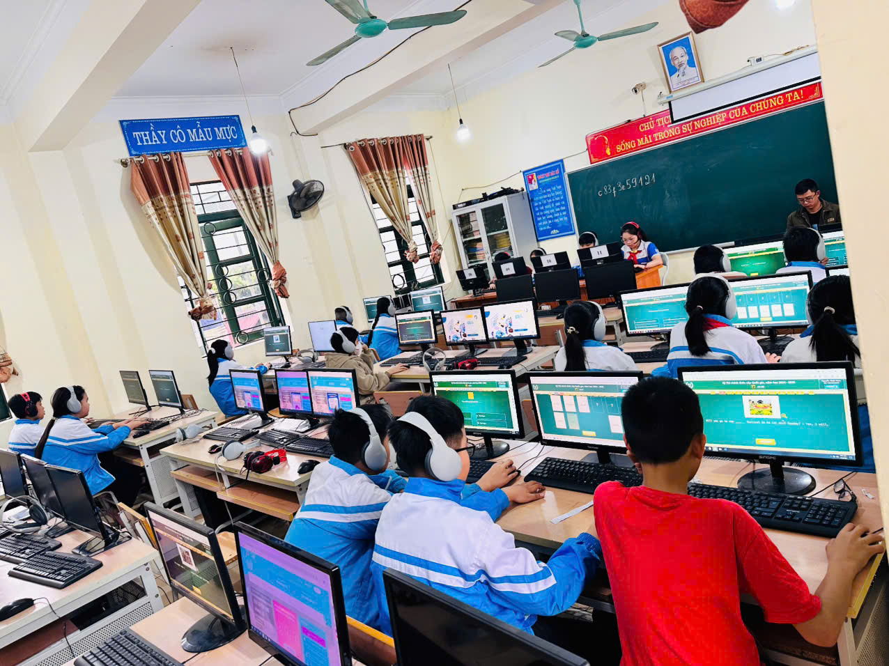 Trường Tiểu học Nam Thanh tổ chức cuộc thi Olympic Tiếng Anh trên Internet (IOE) cấp Quốc gia năm học 2024-2025