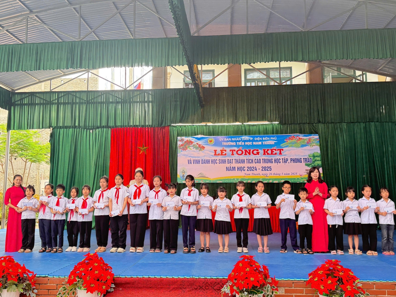 TRƯỜNG TIỂU HỌC NAM THANH LONG TRỌNG TỔ CHỨC LỄ TỔNG KẾT VÀ VINH DANH HỌC SINH ĐẠT THÀNH TÍCH CAO NĂM HỌC 2024 - 2025