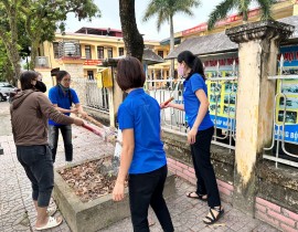 Chi đoàn trường TH Nam Thanh quét vôi dọc đường 279