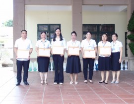 Trao phần thưởng cho GV và HS đạt thành tích trong năm học 2022-2023