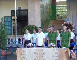 Công an phường Nam Thanh tuyên truyền ATGT cho các em học sinh nhà trường