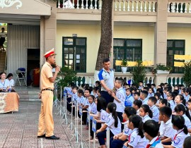 Phòng CSGT Thành phố tuyên truyền cho học sinh luật ATGT